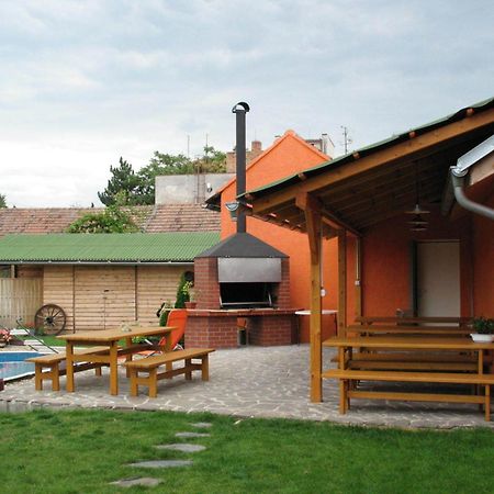 Penzion A Restaurace U Hroznu Velké Bílovice Екстериор снимка